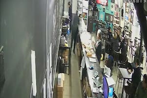 Detuvieron a un policía que fue filmado robando un celular en un bar de la Terminal de Ómnibus de Rosario