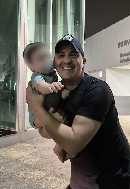 El efectivo junto al bebé