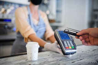 Diez claves para entender qué cambia con el DNU sobre las propinas