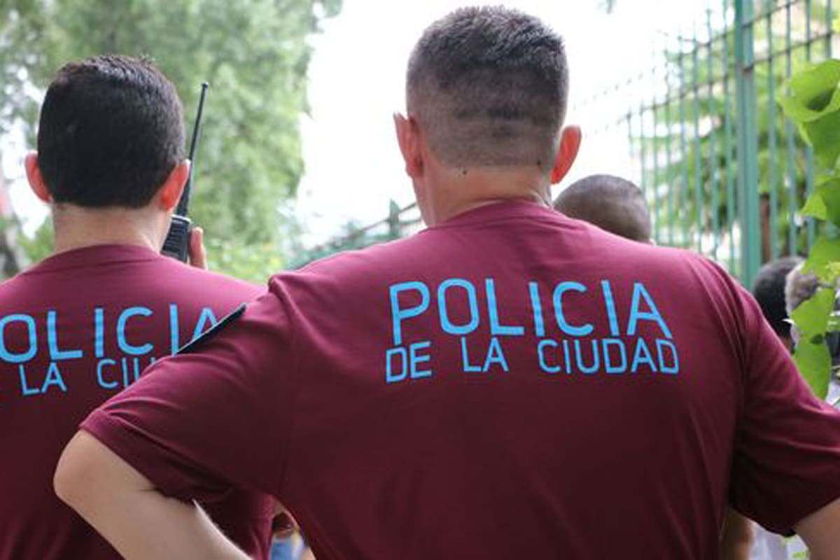 El efectivo trabaja en la Policía de la Ciudad y tiene 28 años; fue detenido