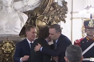El efusivo abrazo en público entre Milei y Adorni