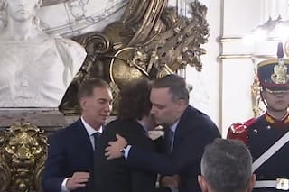 El efusivo abrazo en público entre Milei y Adorni
