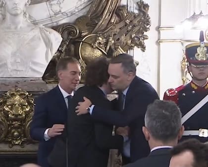 El efusivo abrazo entre Milei y Adorni