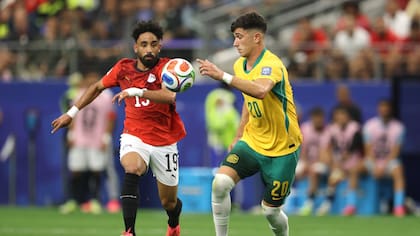 El egipcio Marawan Attia lucha por la pelota con el australiano Cristian Volpato