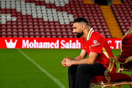 El egipcio Mohamed Salah posa en un trono, haciéndole honor a su apodo de "Faraón": Liverpool anunció la renovación del contrato del futbolista por otras dos temporadas