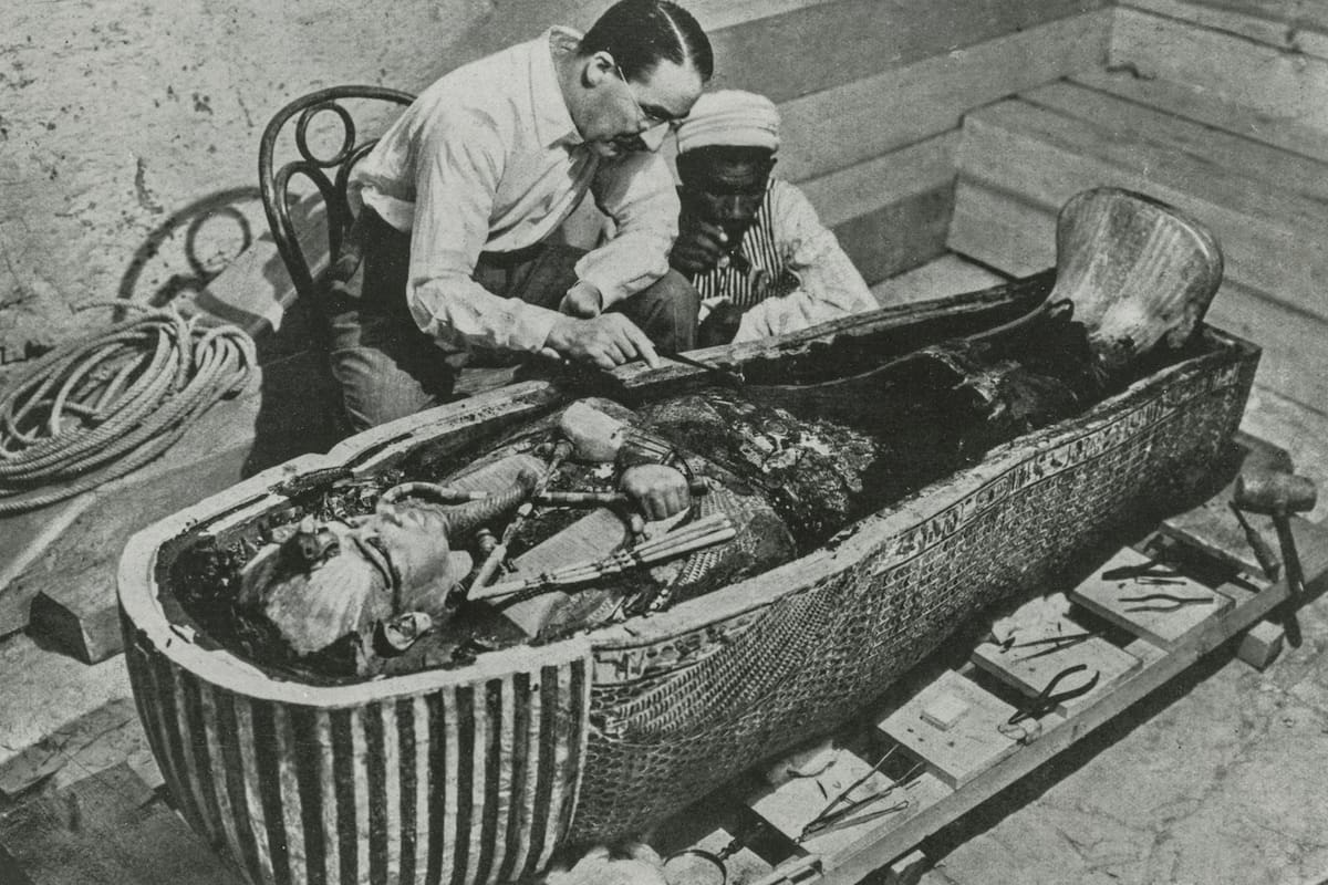 El egiptólogo Howard Carter examina el sarcófago de Tutankamon, en 1922, en Egipto