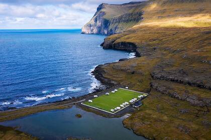 El Eidi Stadium de Islas Faroe está rodeado por las aguas del Océano Atlántico.