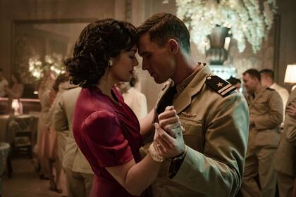 El eje del relato está puesto en Dick Best, interpretado por Ed Skrein, un piloto que inclinó la balanza a favor de Estados Unidos en la batalla de Midway