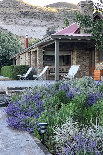 El eje principal del diseño está materializado por veredas que unen el recorrido desde la entrada y llegan a la casa principal a través de aromas de lavandas, hierbas aromáticas y olivillos.