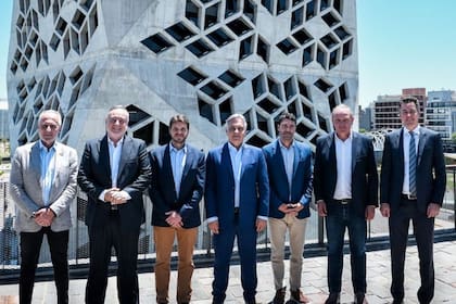 El ejecutivo de Mercado Libre con funcionarios provinciales.