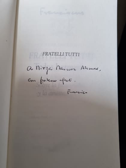 El ejemplar de su libro Fratelli Tutti dedicado a Mirza Masroor Ahmad