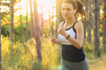 El ejercicio aeróbico contribuye a reducir hormonas del estrés como el cortisol y aumentar la generación de endorfinas