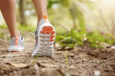 La caminata que fortalece brazos, piernas y abdomen y exige fuerza