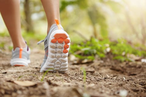 La caminata que fortalece brazos, piernas y abdomen y exige fuerza