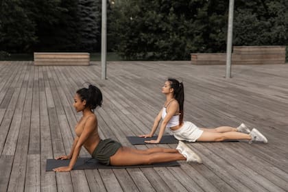 El ejercicio que se inspira en el yoga y que tonifica el abdomen y fortalece todo el cuerpo