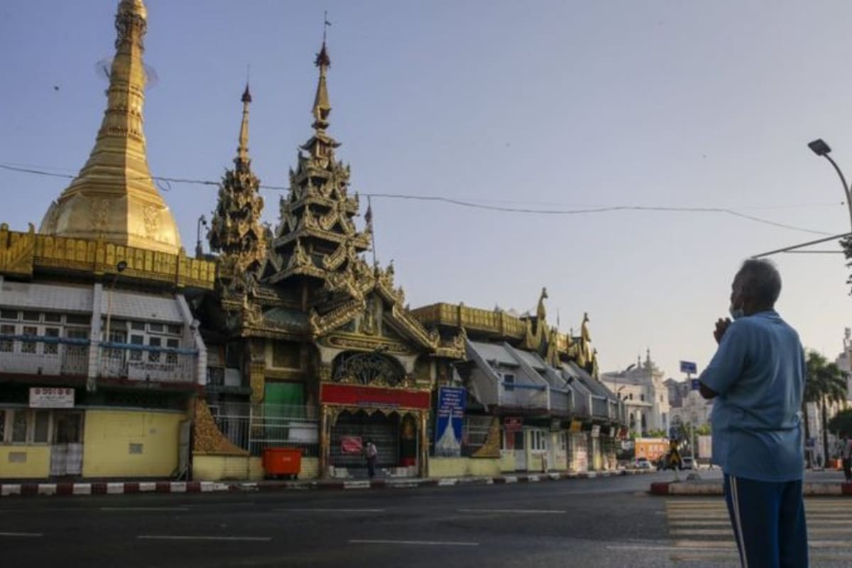 El ejército birmano detuvo a varios políticos horas antes de la sesión del Parlamento.