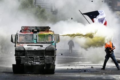 El Ejército de Chile lanza gases lacrimógenos para reprimir las protestas en esta imagen tomada el 30 de octubre de 2019