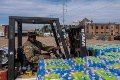 El ejército de EE.UU. entregó más de un millón de botellas de agua a miles de familias en Jackson.