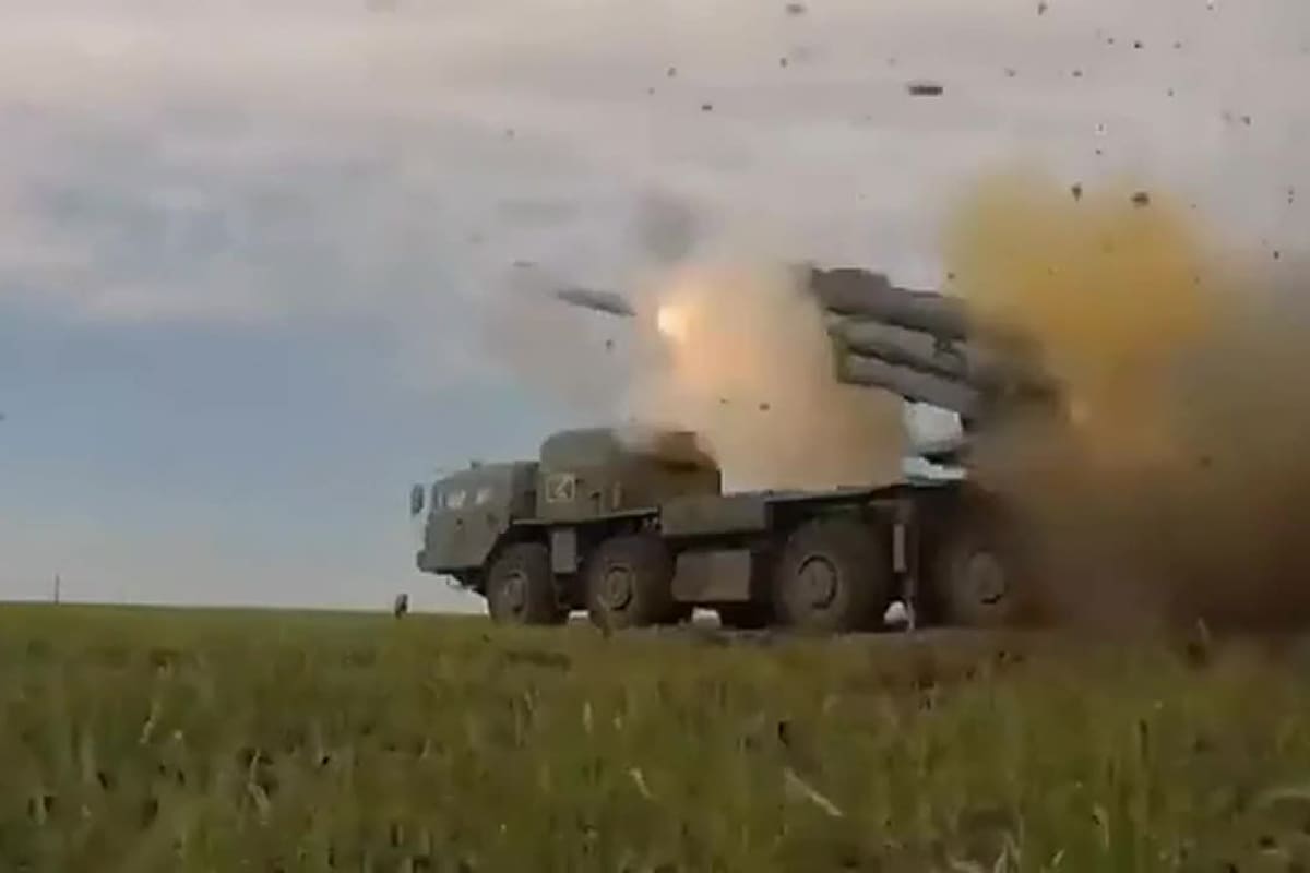 El ejército de Putin demostró el inmenso poder de un lanzamisiles soviético, denominado Smerch BM-30, y desafió al HIMARS estadounidense