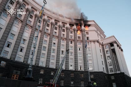 El Ejército de Rusia bombardeó la capital ucraniana, provocando un incendio en la sede del gobierno