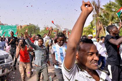 El Ejército de Sudán destituyó al presidente Omar al Bashir tras meses de protestas y violencia