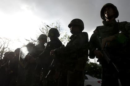 La aplicación de la Ley Marcial establece la autoridad de los comandos militares y la aplicación de la justicia militar sobre civiles, entre otras cosas