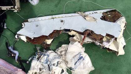 El Ejército egipcio difundió las primeras imágenes de los restos del avión de EgyptAir