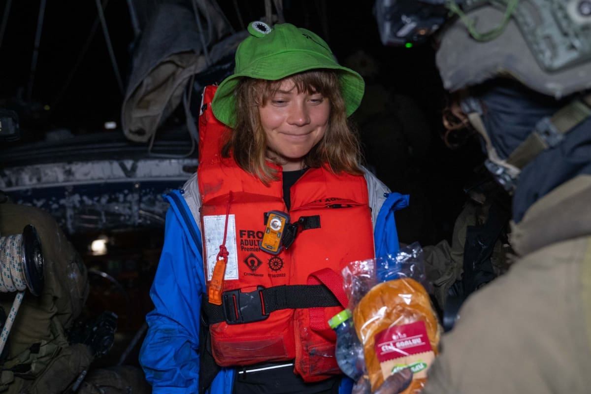 El ejército israelí publicó una foto de un soldado entregándole un sándwich a Greta Thunberg