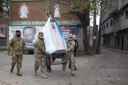 El ejercito prepara comida para repartir en la villa 1-11-14