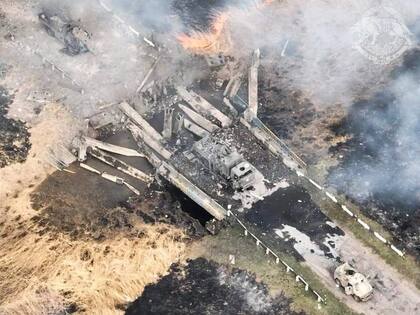 El ejército ucraniano informó que volaron un puente con vehículos enemigos que se dirigían a Izyum.