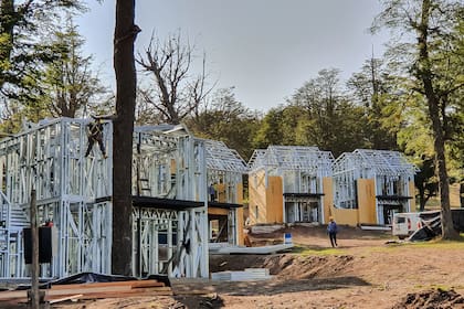 El El Refugio Summer & Ski Lodge queda a diez minutos del Cerro Chapelco: los primeros 20 lodges se terminaron en solo 5 meses.