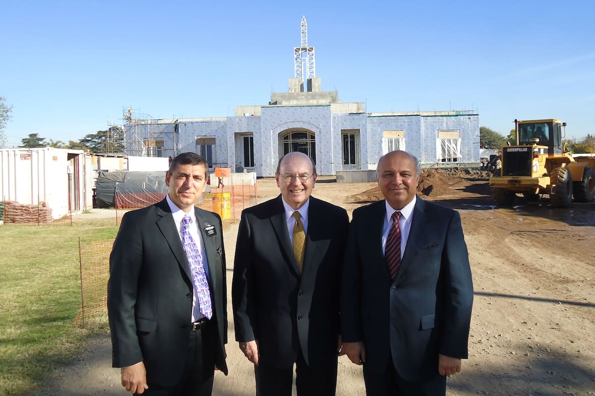 El elder Alfredo Salas (izquierda) junto a otras autoridades de la Iglesia de Jesucristo de los Santos de los Ultimos Días