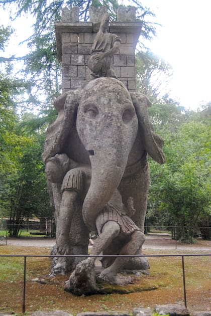El Elefante y el Guerrero: Una escena de lucha épica donde un elefante, imponentemente armado, parece someter a un guerrero. Un claro ejemplo de fuerza y conflicto