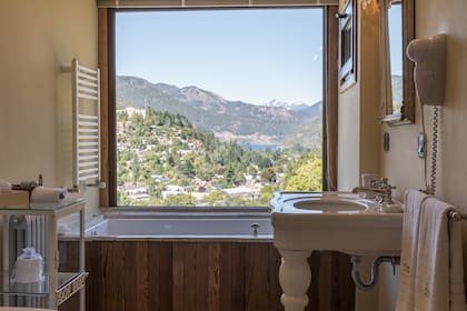 El elegante baño de una de las habitaciones, con vista al lago.