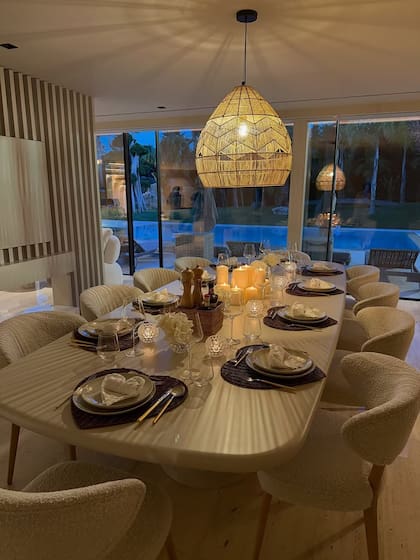 El elegante comedor de la mansión de Cristiano Ronaldo, preparado para una cena