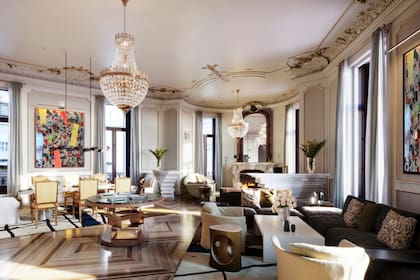 El elegante y moderno lobby del Four Seasons en Madrid, en un edificio antiguo ubicado en un sitio emblemático de la ciudad