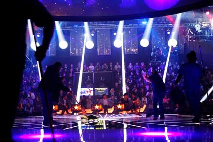 El Elegidos, la música en tus mano, detras de cámara se produce una actividad sorprendente.