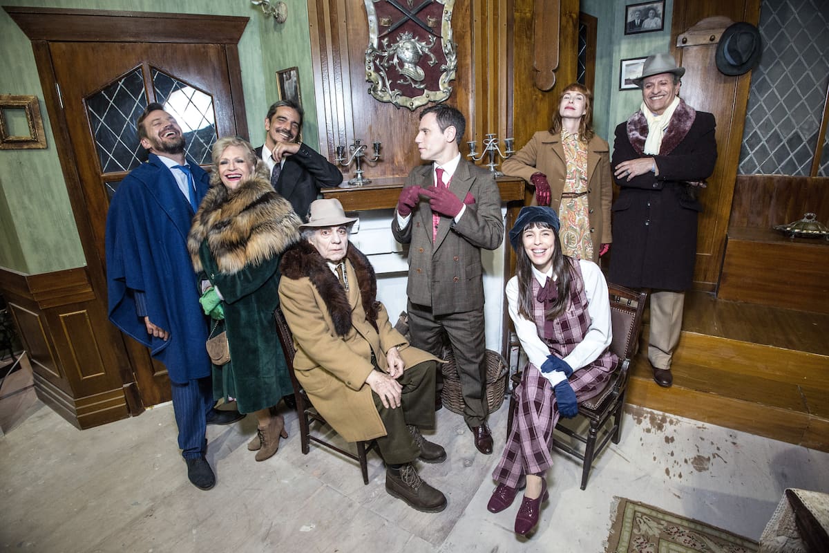 El elenco completo de La ratonera, listo para salir a escena