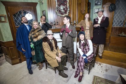 El elenco completo de La ratonera, listo para salir a escena