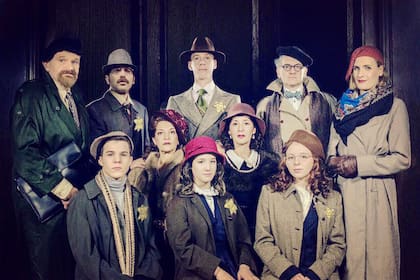 El elenco de Anna Frank, dirigida por Helena Tritek, en 2017, en el Teatro 25 de Mayo, con Ángela Torres, en el papel de la protagonista