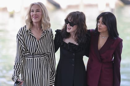 El elenco de Beeatlejuice Beeatlejuice fue el gran protagonista de la primera jornada del Festival de Cine de Venecia. En la apertura de la edición número 81 del decano de los grandes festivales, brillaron Catherine O'Hara, Winona Ryder y Jenna Ortega, quienes se mostraron felices y muy cómplices en su llegada a la conferencia de prensa previa al estreno del esperado film