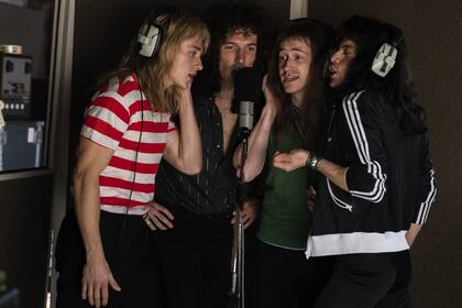 El elenco de Bohemian Rhapsody, en una escena del film