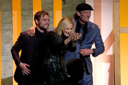 El elenco de CODA festeja el triunfo como mejor película para los productores de Hollywood. ¿Se repetirá la imagen el próximo domingo?