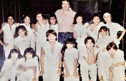 El elenco de Festilindo junto al locutor Miguel Core, el conductor que más tiempo estuvo al frente del ciclo
