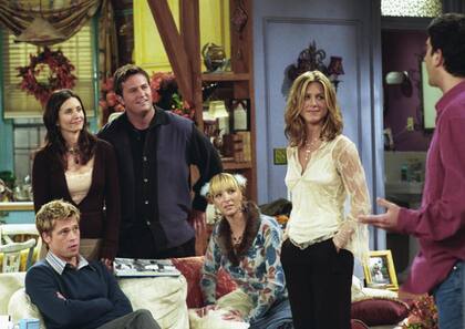 El elenco de Friends junto a Brad Pitt, que hizo un cameo en la sitcom
