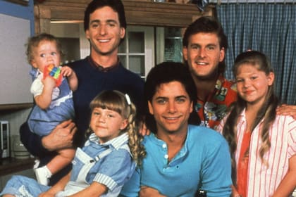El elenco de Full House completo: Bob Saget, Dave Coulier, John Stamos, Jodie Sweetin, Candace Cameron, Mary Kate y Ashley Olsen