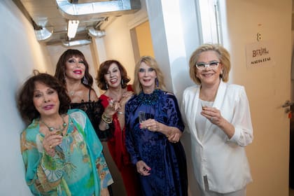 El elenco de la comedia dramática Brujas, un fenómeno de permanencia inusual en el teatro argentino