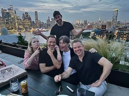 El elenco de la película Oppenheimer junto al actor John Krasinski, marido de Blunt
