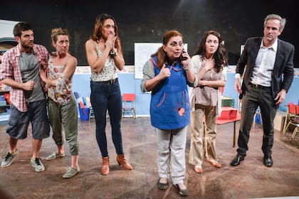 El elenco de La sala roja, de Victoria Hladilo