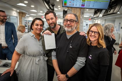 El elenco de la serie The Pitt acompañó a Newsom en la firma de la nueva ley